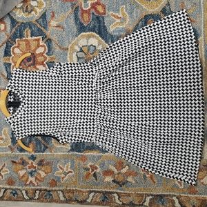 Forever 21 dress black and white ..size small🛍🛍